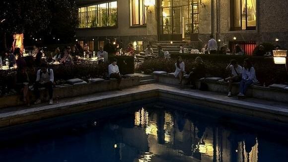 Aperitivi al tramonto con musica dal vivo e visite guidate alla mostra su Portaluppi