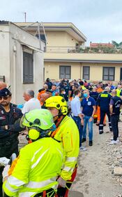 Saviano, si scava nelle macerie: i soccorsi per il crollo della palazzina 5