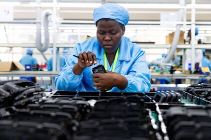 In Uganda apre la prima fabbrica di cellulari 12