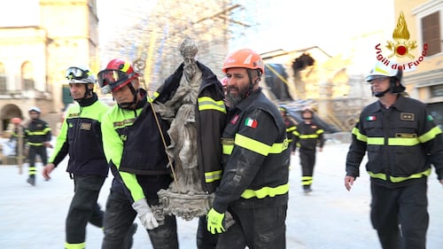 Norcia, la statua di San Benedetto estratta integra dalle macerie della basilica 7