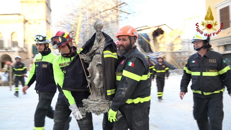 Norcia, la statua di San Benedetto estratta integra dalle macerie della basilica 7