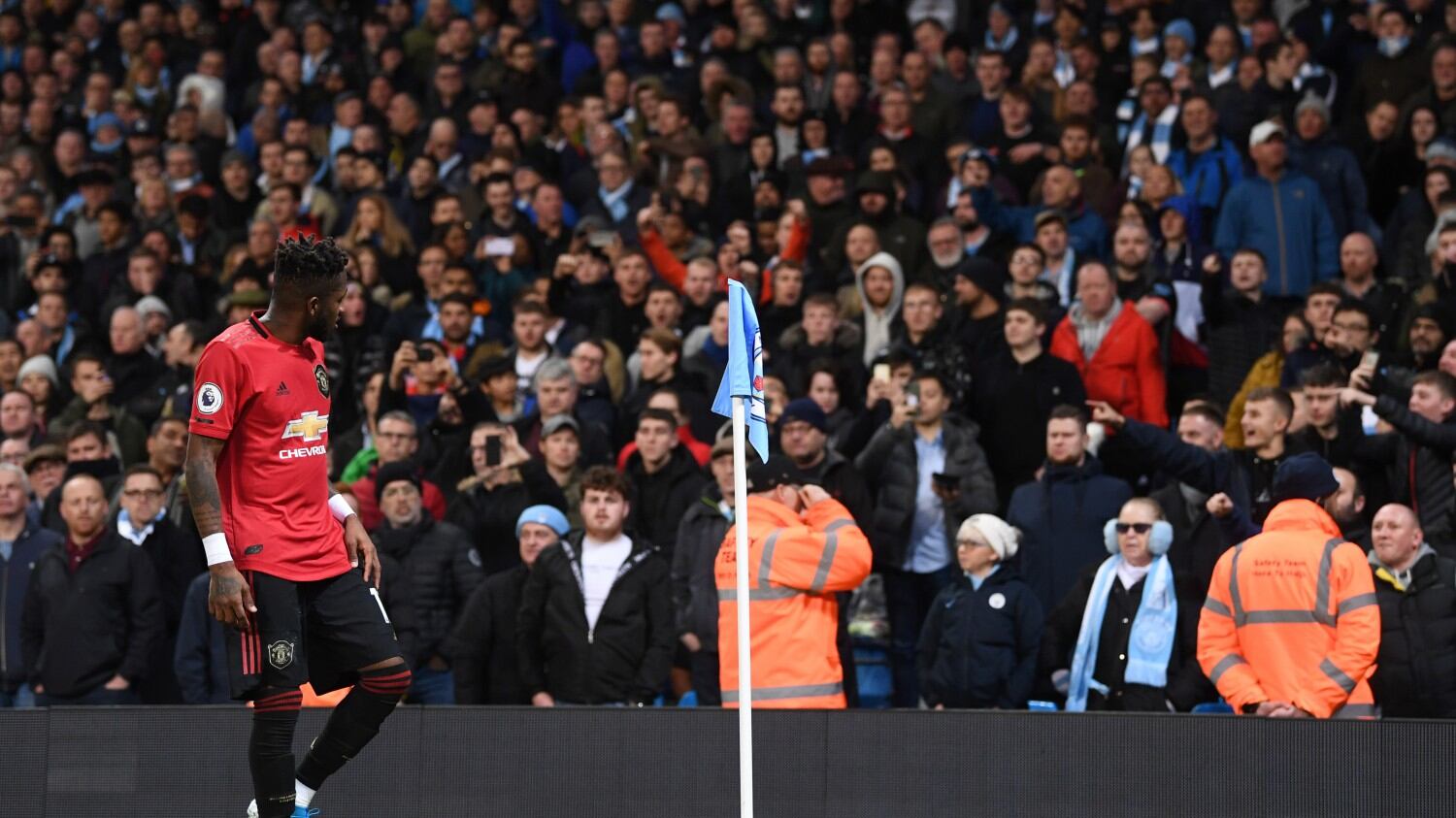 Derby di Manchester, tifoso mima il gesto della scimmia: bandito dallo stadio