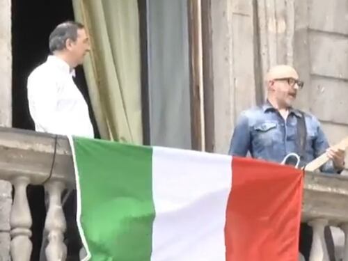 Sala ora fa il partigiano Bella Ciao dal balcone