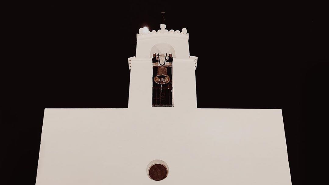 La foto di Belen davanti a una chiesa scatena l'entusiasmo dei social