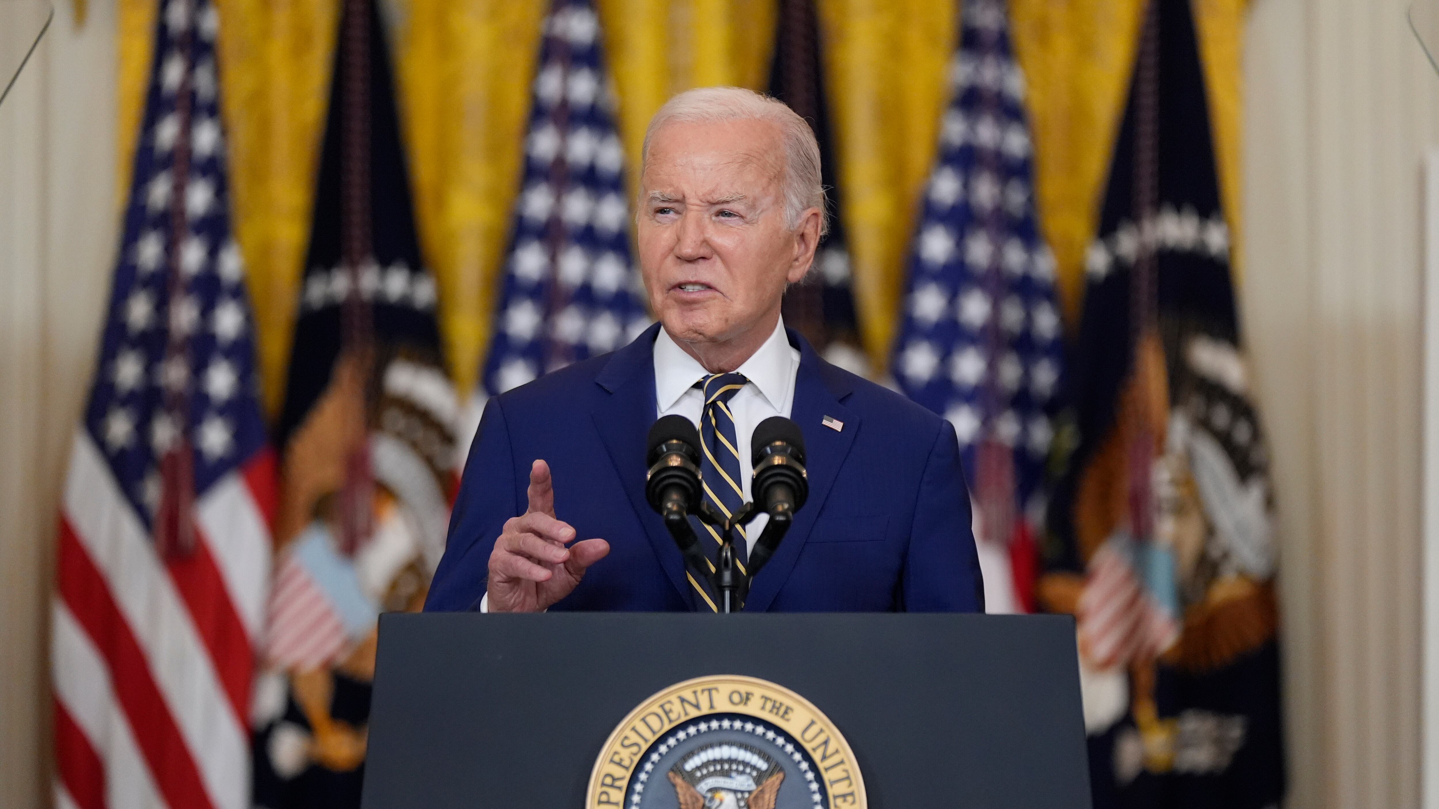 Biden e l'appello per la libertà "Resistere come con Hitler". Le scuse per le armi in ritardo