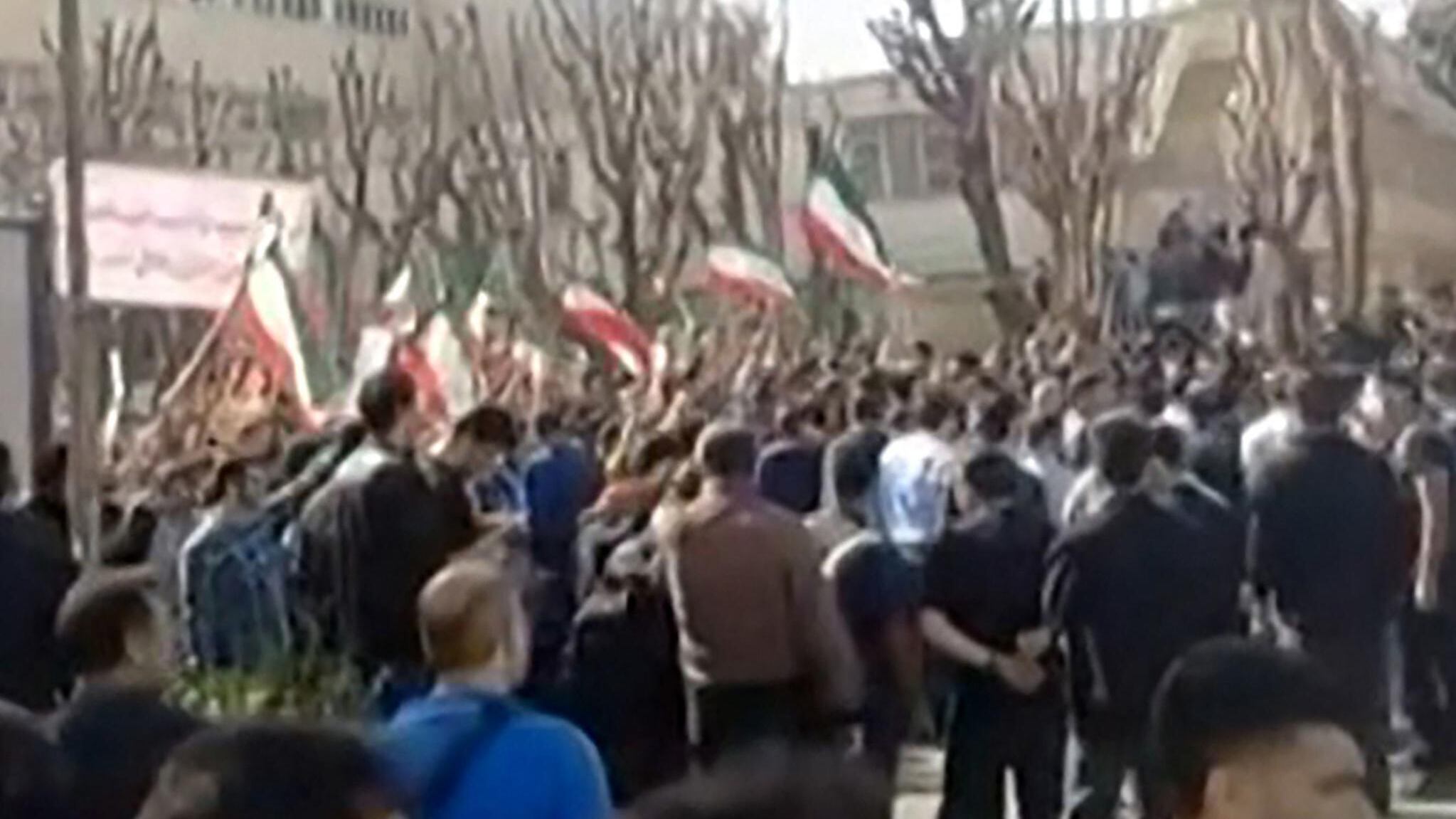 L'Iran torna ancora in piazza contro il regime. E gli studenti intonano: "Morte a Khamenei"