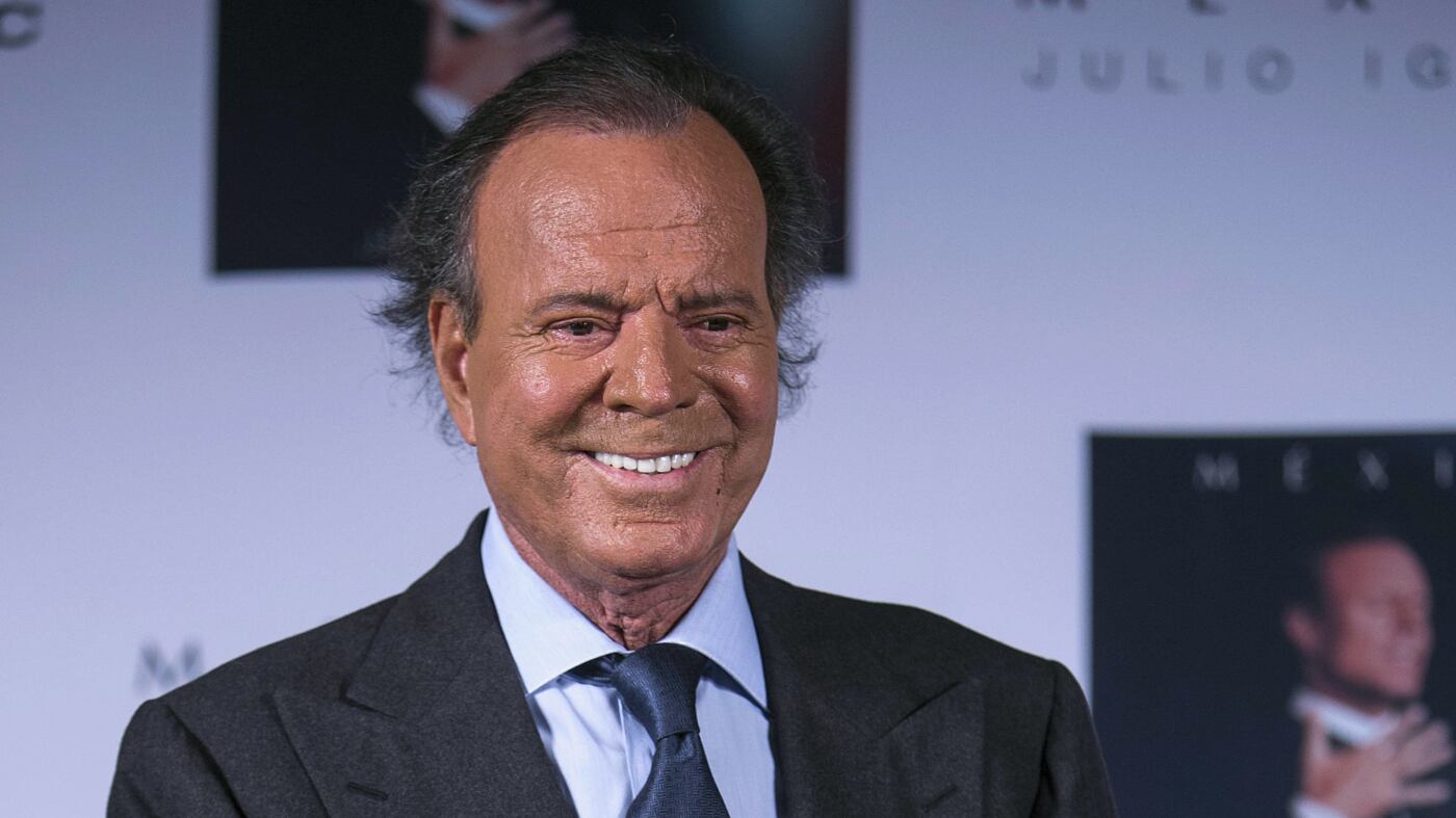 Julio Iglesias accusato di molestie e violenze da due ex dipendenti: i racconti choc