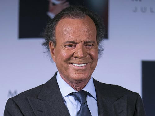Julio Iglesias accusato di molestie e violenze da due ex dipendenti: i racconti choc