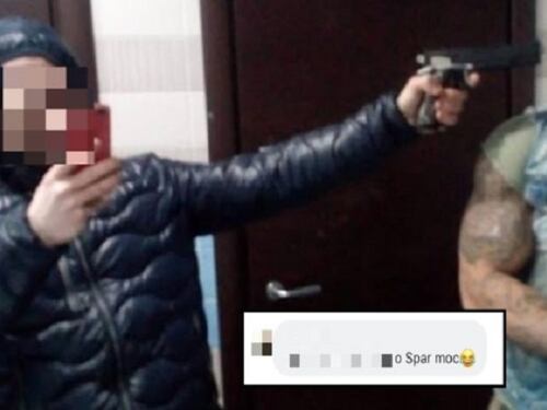 Si puntano la pistola contro: è polemica per l'immagine sui social
