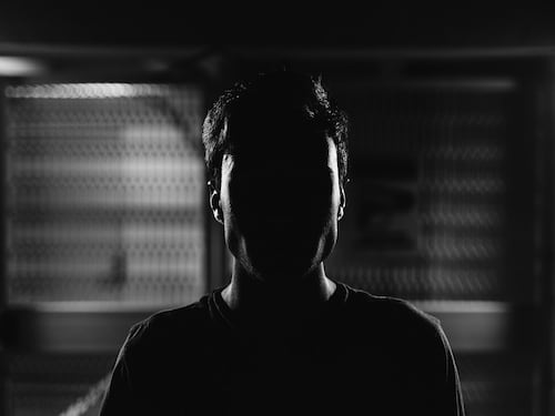 Ai domiciliari perseguita l'ex. Lei lo denuncia, poi si uccide