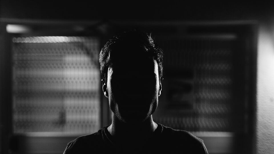 Ai domiciliari perseguita l'ex. Lei lo denuncia, poi si uccide
