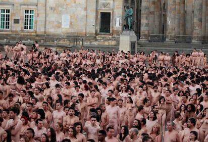 Bogotà, 6mila nudi in piazza: in posa per Tunick 4