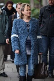 Bridget Jones mamma: Renée Zellweger col pancione sul set 37