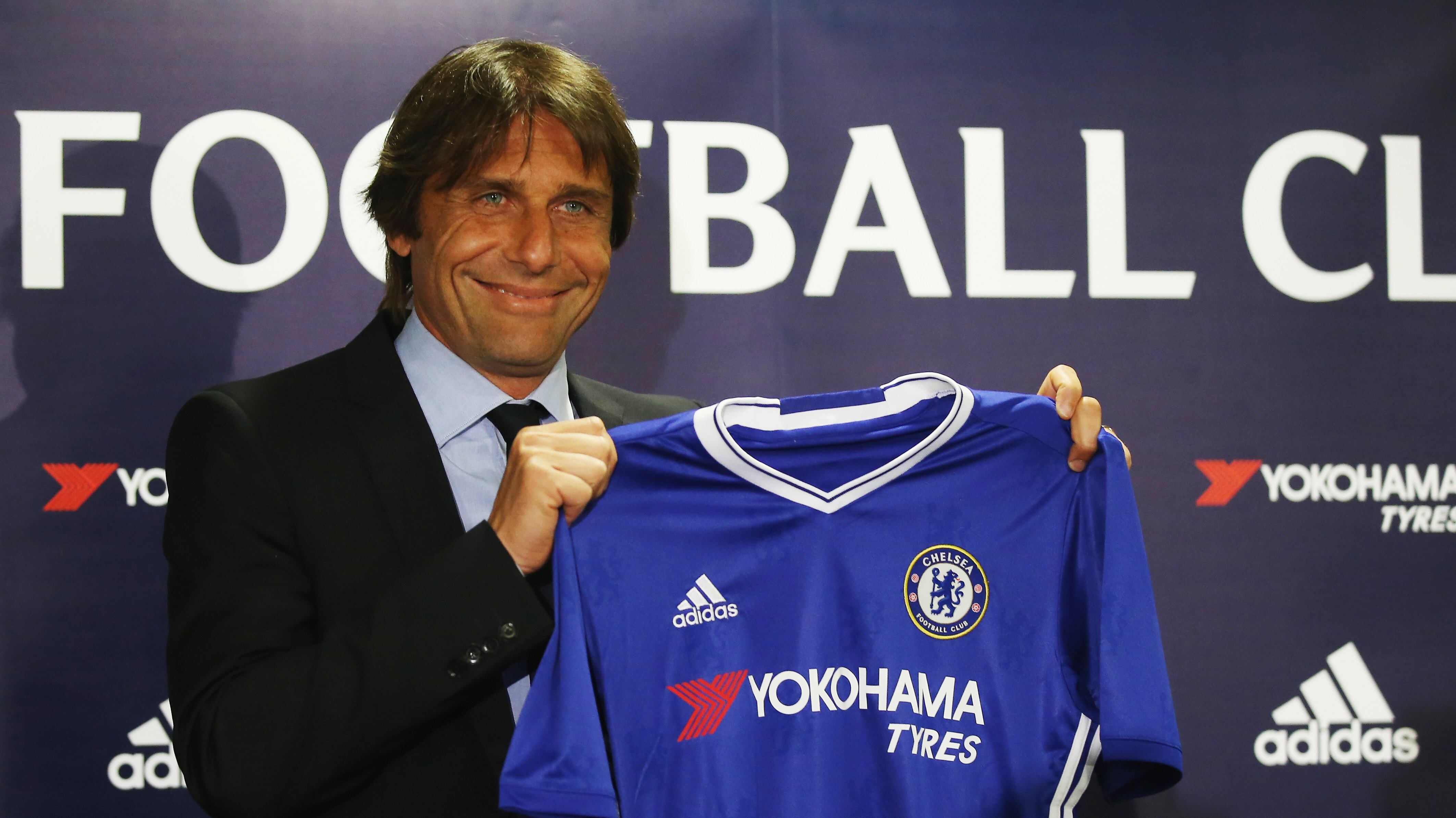 Applausi e cori per Antonio Conte. La moglie si commuove allo stadio