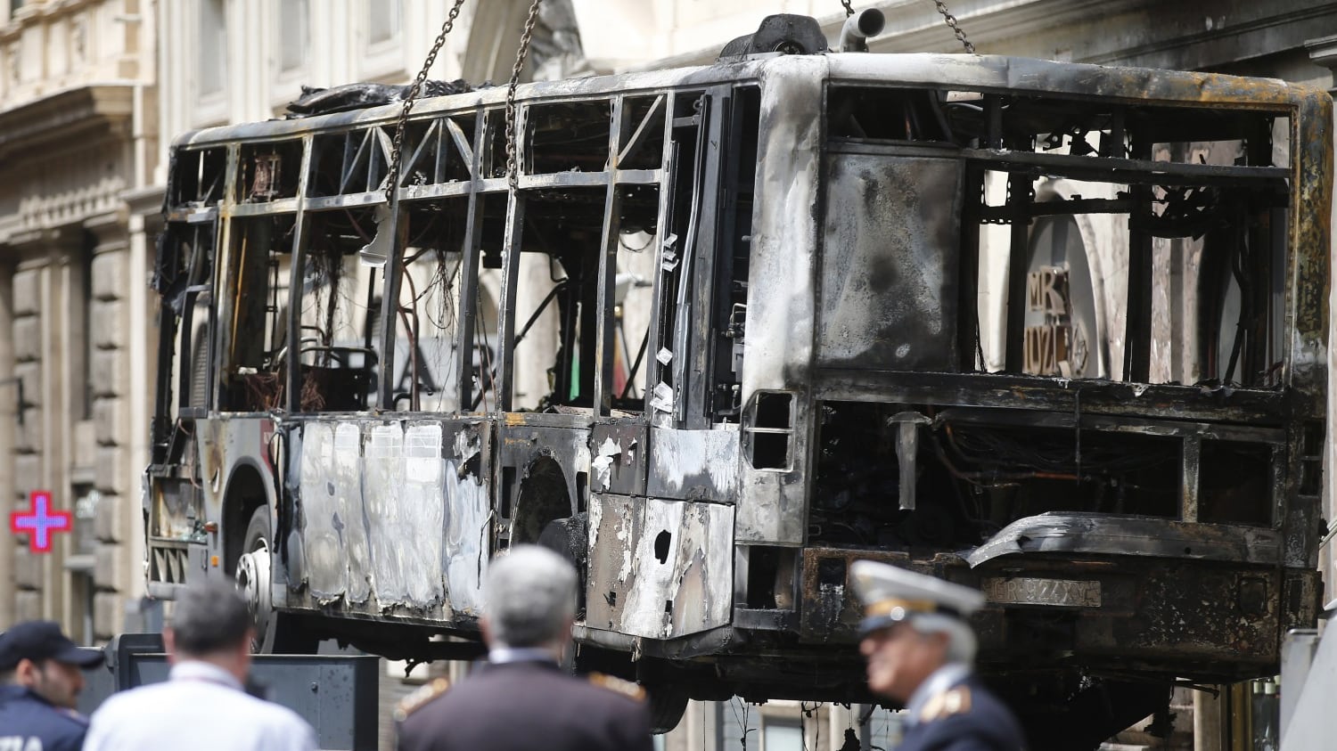 Esplode un bus in centro Va in fumo la Roma grillina