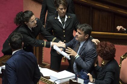 Ius soli, la Lega occupa i banchi del governo: è bagarre 9