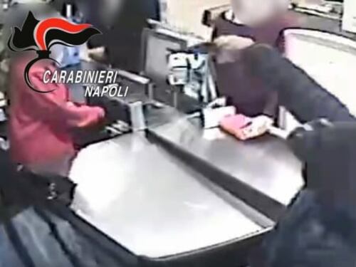 Napoli, sgominata banda di rapinatori di supermercati