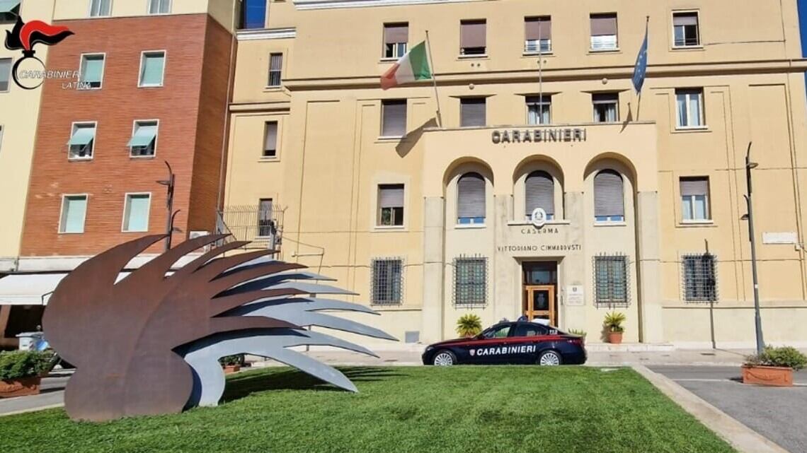 Sorprende i ladri in casa, spara e ne ferisce uno. Il 72enne finisce denunciato
