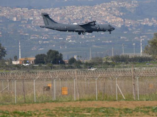 L'Italia nega l'uso della base di Sigonella agli Usa. Pentagono: "Rispetta i trattati". Meloni: "Rapporti restano solidi, riferirò in Parlamento il 9 aprile"
