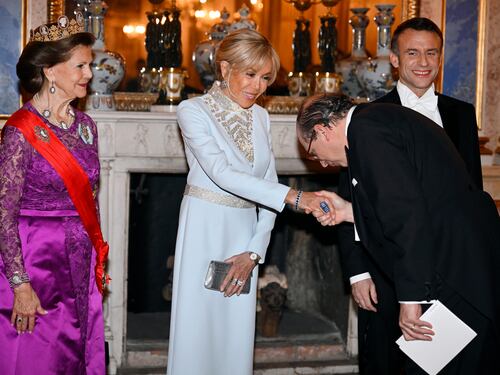 “Brigitte Macron è un uomo”: cosa rivela la strana bufala della giornalista trumpiana