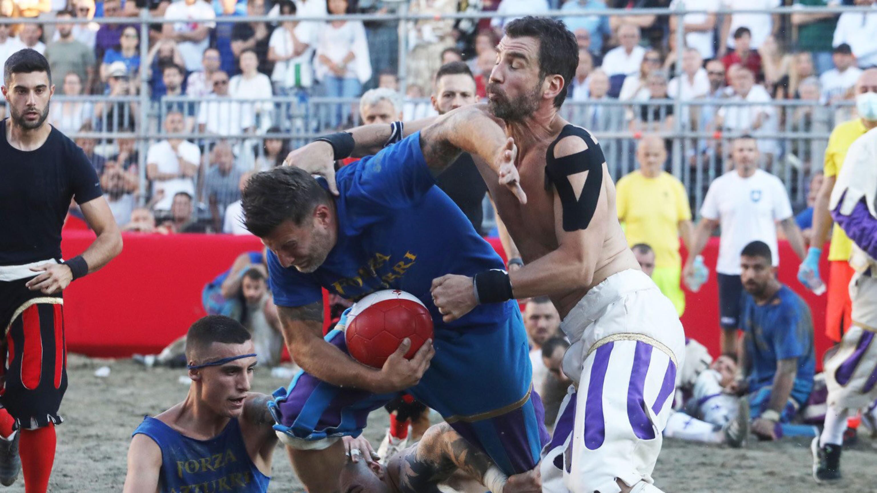 Perché il calcio storico è meravigliosamente pazzesco