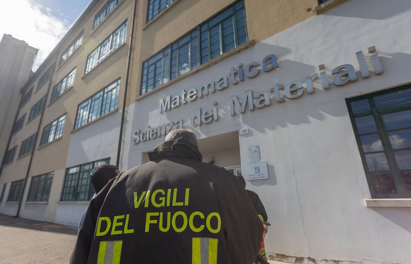 Milano, i vigili del fuoco al padiglione della Bicocca dopo la fuoriuscita di acido cloridrico 3