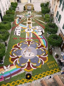 La tradizionale "Infiorata" di Sant'Agata Dei Goti torna con “I Miracoli Eucaristici” 12