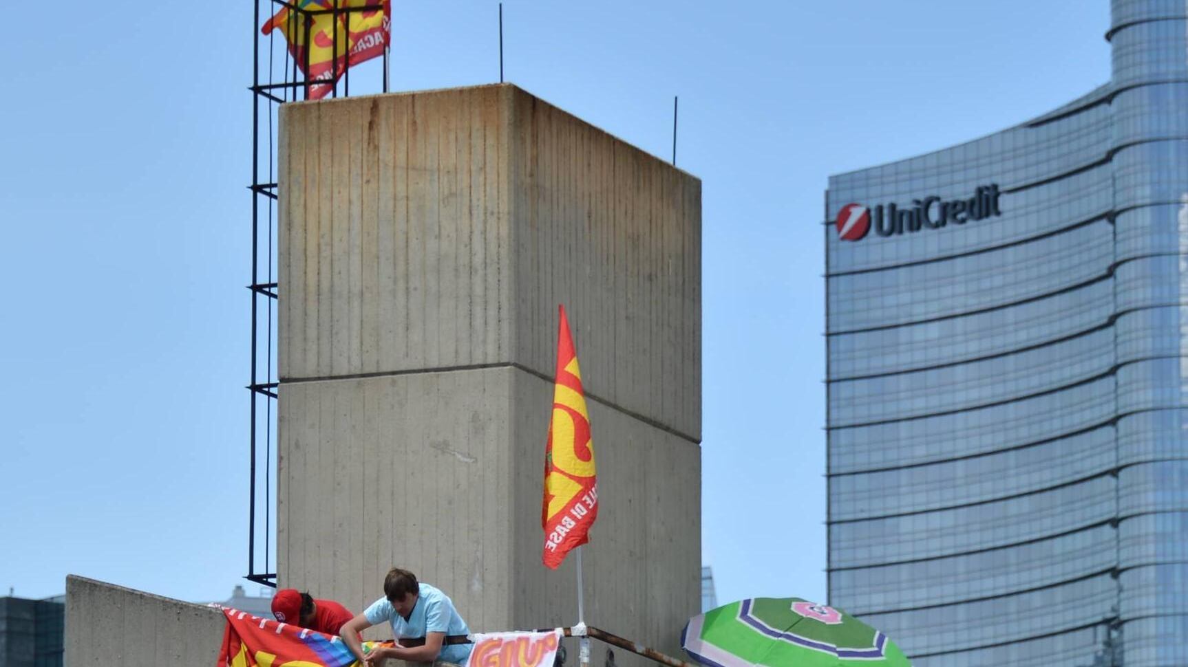 Tagli allo stipendio, infermieri sulla torre