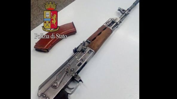 "Albanesi importunano mia madre". Va a punirli col kalashnikov