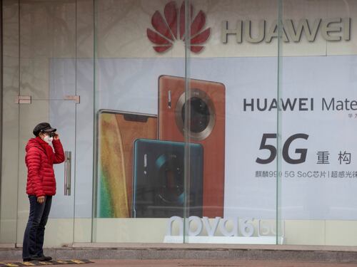 Londra vieta il 5G cinese. E Huawei chiama l'Italia. "Non fate questo errore"