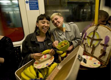 Donne fotografate mentre mangiano in metro, a Londra scatta la protesta 9
