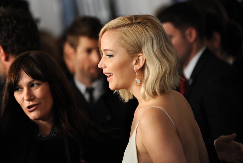 Jennifer Lawrence senza reggiseno alla première di Joy 31
