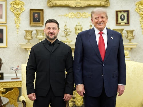 Il via libera da Washington. Zelensky sogna 300 Patriot e colpisce un’altra raffineria