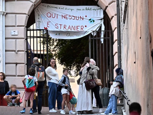 “Cosa stanno insegnando ai bambini?”. Il caso degli asterischi sul cartellone inclusivo di Genova