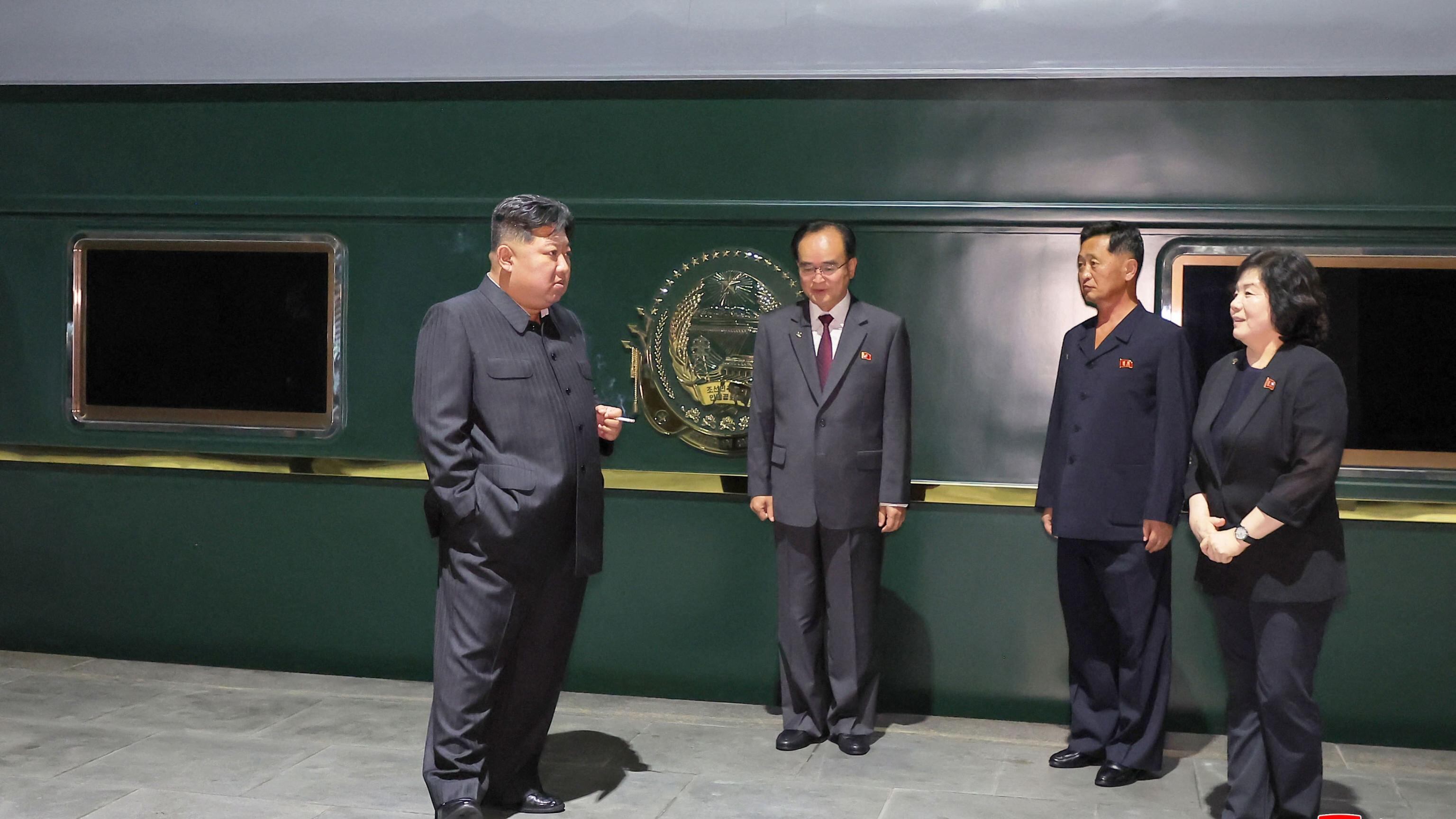 E piazza Tienanmen è pronta per la grande parata militare. Kim in treno con la figlia Ju-ae