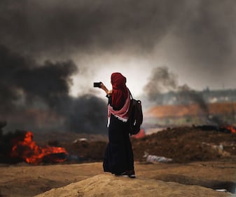 Una donna palestinese registra le violenze al confine con Gaza