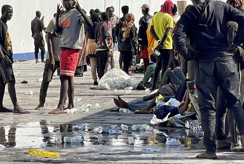 Boom di arrivi a Lampedusa: l’assedio sul molo 3