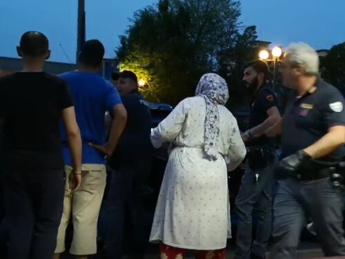 Agenti circondati e aggrediti: l'attacco di un gruppo di stranieri