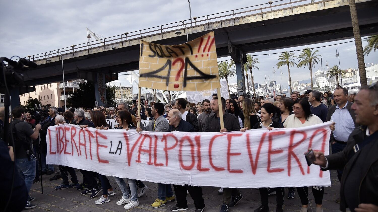 Genova tra fischi e urla: "Vogliamo risposte, non elemosina"