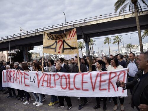Genova tra fischi e urla: "Vogliamo risposte, non elemosina"
