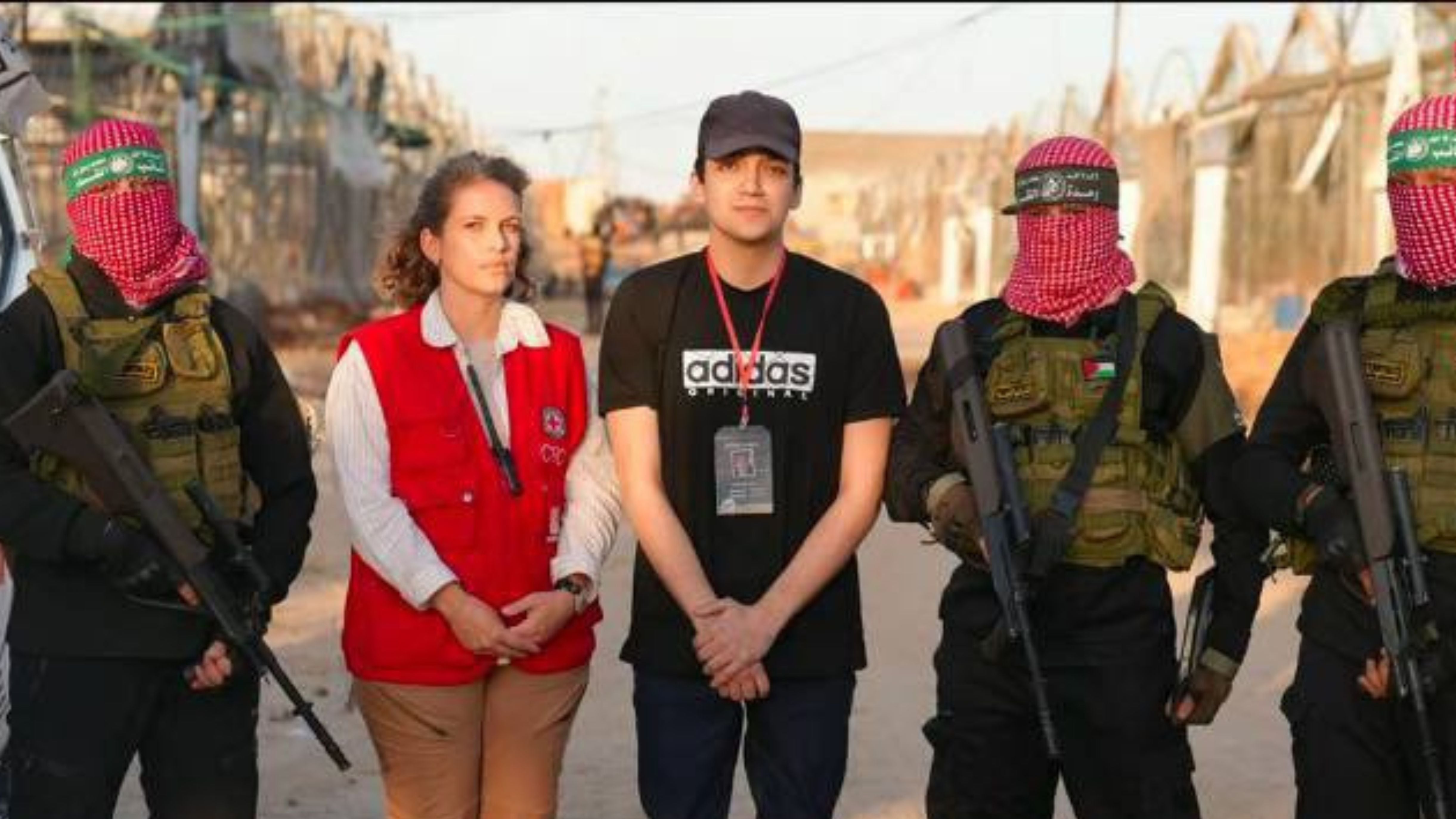 Hamas libera l'ostaggio Usa Idan Alexander: torturato e rinchiuso in una gabbia