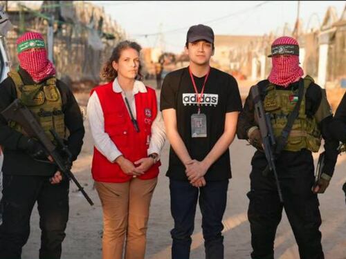 Hamas libera l'ostaggio Usa Idan Alexander: torturato e rinchiuso in una gabbia