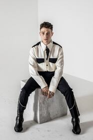 Irama, cantautore di successo da Amici a Sanremo 7
