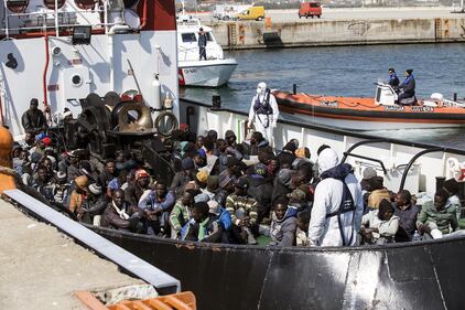 Clandestini sbarcati al porto di Corigliano Calabro 1