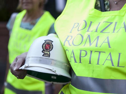 Accerchiati ed aggrediti tre agenti della polizia locale. Stamattina il blitz: arrestate 9 persone