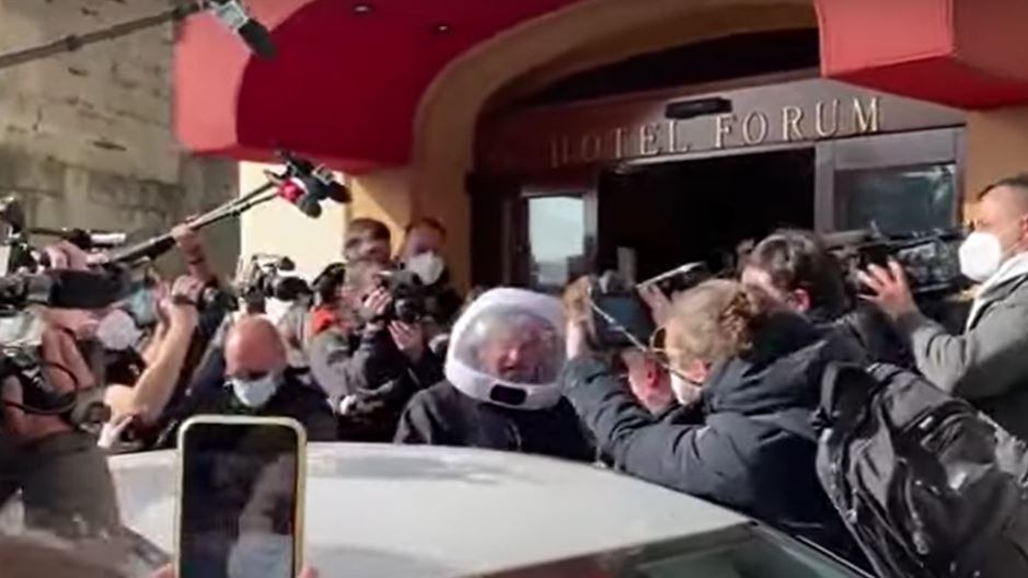 L'astronauta Grillo incorona Conte: da premier-ospite a padrone di casa