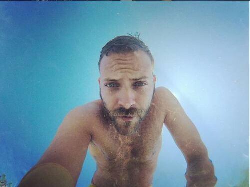 Alessandro Borghi sorprende tutti: "Baciare un amico? Può succedere"