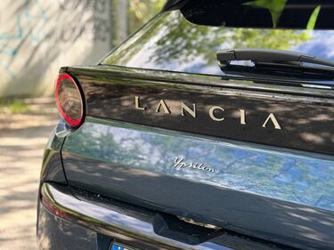 Lancia Ypsilon MHEV: guarda la gallery della nuova citycar premium italiana 9