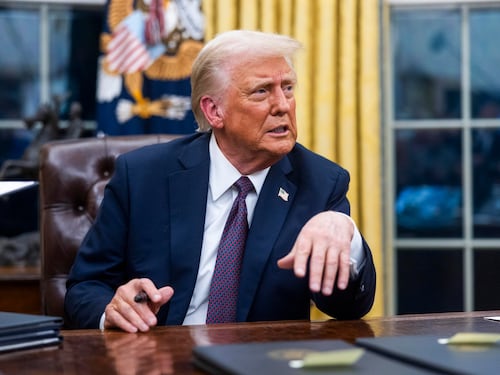 Trump in silenzio e isolato. Il summit a due si allontana. E scade l'ultimatum allo Zar