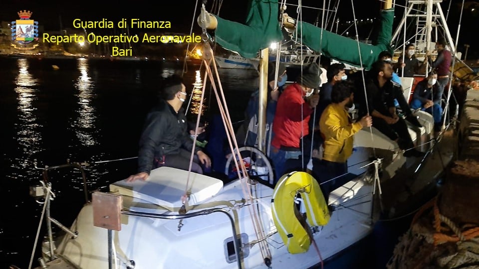 Arriva un veliero carico di migranti: la tratta di esseri umani non si arresta
